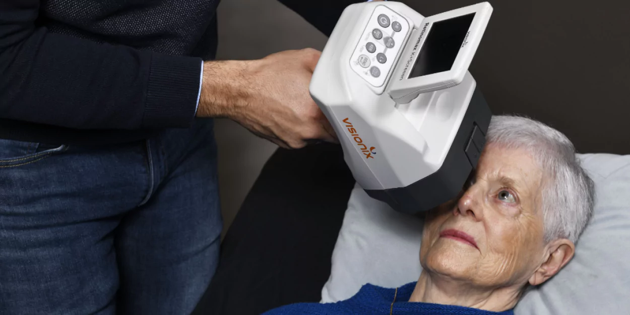 Retinomax K+5 Screeen handheld measurement positioning